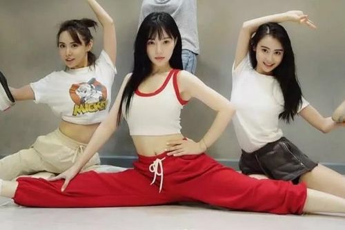 Lý Tiểu Lộ bị chỉ trích sau khi đăng ảnh khoe eo thon