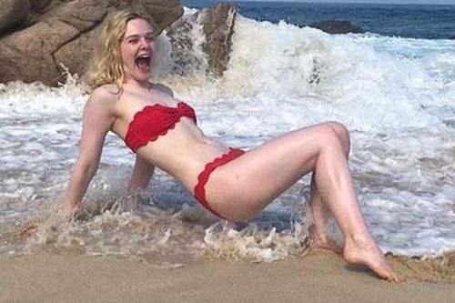 'Nàng tiểu thư Hollywood' khoe làn da trắng sứ với áo tắm hai mảnh