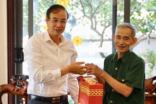 Lãnh đạo Thành ủy thăm hỏi, tri ân gia đình chính sách huyện Mê Linh