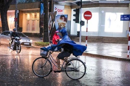 Các tỉnh Bắc Bộ mưa dông trong 3 ngày tới, miền Trung tiếp tục nắng nóng gay gắt