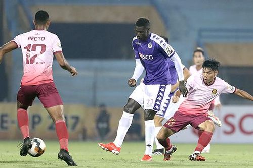Đương kim vô địch Hà Nội lại áp sát ngôi đầu V League