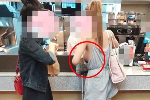 Thiếu nữ diện váy cắt xẻ táo bạo, khoe 'vòng 1' hững hờ giữa ban ngày