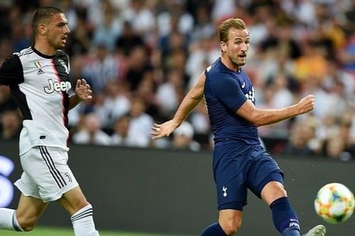 'Ngả mũ' với siêu phẩm ghi bàn từ giữa sân của Harry Kane