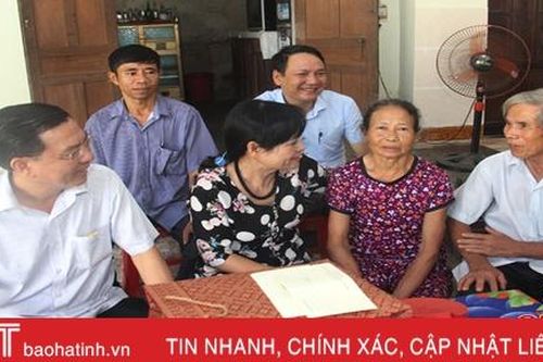 Lãnh đạo Hà Tĩnh tặng quà các gia đình chính sách, người có công