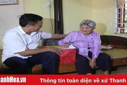 Phó Trưởng đoàn Đại biểu Quốc hội tỉnh Mai Sỹ Diến thăm, tặng quà các gia đình chính sách tại huyện Đông Sơn và Hoằng Hóa