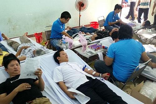 Hàng trăm chức sắc, chức việc và giáo dân tham gia hiến máu nhân đạo