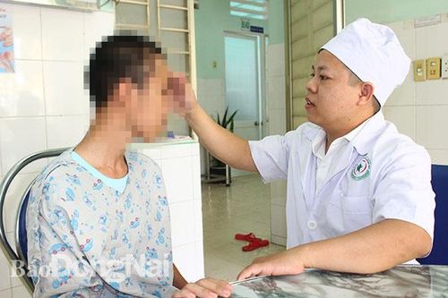Đi xem đánh nhau, bị chém nhầm phải nhập viện