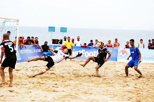 Kịch tính giải bóng đá bãi biển
