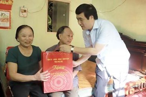 Các đồng chí lãnh đạo tỉnh thăm, tặng quà thương binh, đối tượng chính sách