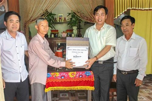 Lãnh đạo tỉnh Quảng Trị thăm, tặng quà các gia đình chính sách nhân dịp 27.7