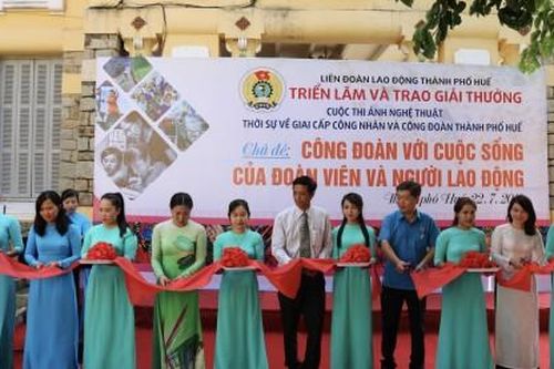 Văn hóa - Nghệ thuật Mỹ thuật - Điêu khắc Công đoàn với cuộc sống đoàn viên và người lao động