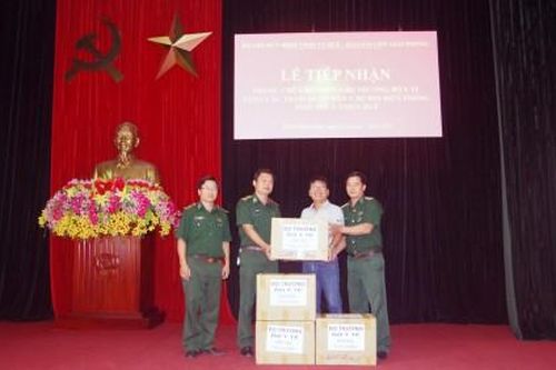 Y tế - Sức khỏe Sức khỏe cho bạn Tiếp nhận 4 thùng thuốc chữa bệnh do Bộ trưởng Bộ Y tế gửi tặng