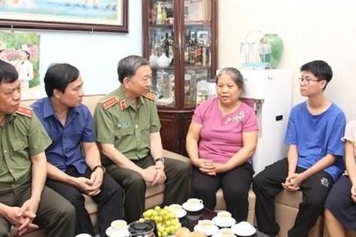Bộ trưởng Tô Lâm thăm, tặng quà các gia đình chính sách tại Hà Nội