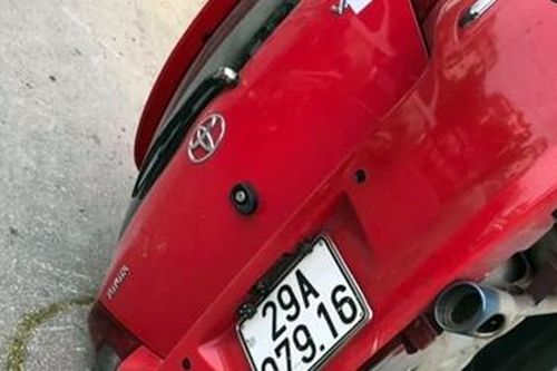 Ô tô Yaris mất lái đâm xe máy rồi lao vào cột điện lật nghiêng