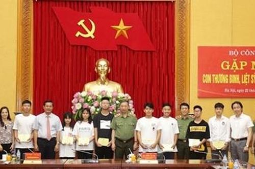 Bộ trưởng Tô Lâm gặp mặt các cháu con thương binh, liệt sĩ CAND