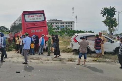 Xe khách giường nằm tông xe 7 chỗ bẹp dúm, 2 người bị thương