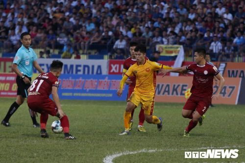 'Cánh chim lạ' U23 Việt Nam tả xung hữu đột giữa hàng thủ hay nhất V-League