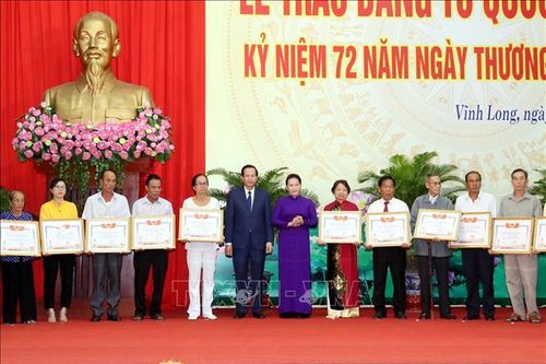 Chủ tịch Quốc hội dự lễ trao Bằng Tổ quốc ghi công tại tỉnh Vĩnh Long