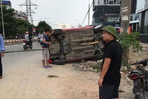 Hà Nội: Ô tô Yaris lật nghiêng sau cú đâm thẳng vào cột điện