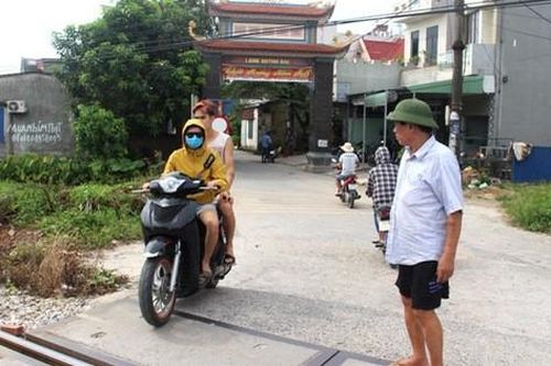 Vụ 2 nữ sinh ở Hải Dương bị tàu hỏa đâm tử vong: Người cảnh giới điểm xảy ra tai nạn nói gì?