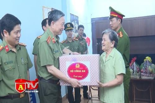 Bộ trưởng Bộ Công an thăm hỏi, tặng quà thân nhân Liệt sỹ CAND trên địa bàn Hà Nội