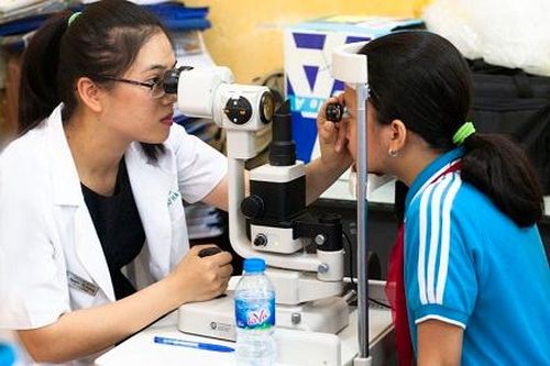Ngày càng nhiều trẻ mắc tật khúc xạ