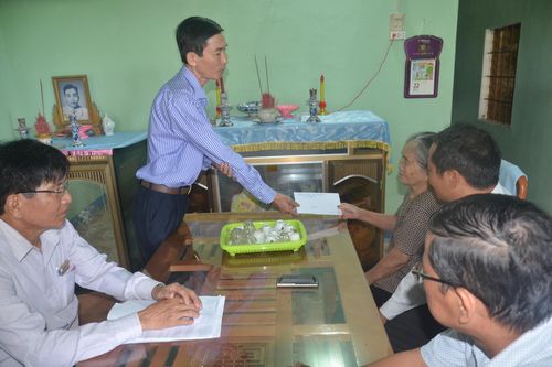 Sơn Tịnh (Quảng Ngãi): Thăm, trao tặng 300 suất quà cho các gia đình thương binh, liệt sĩ