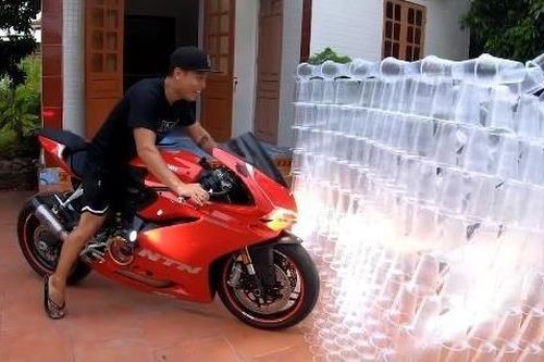Dân mạng kêu gọi báo cáo kênh YouTube NTN vì làm thử thách với nhựa