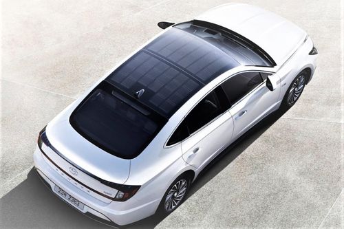Hyundai Sonata Hybrid 2020 trang bị tấm pin mặt trời trên nóc xe
