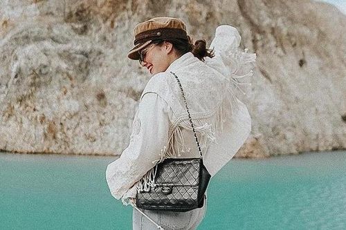Du khách nhập viện sau khi bơi ở hồ nước màu ngọc lam