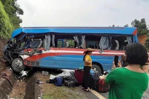 Ôtô khách đâm xe đầu kéo làm 2 người chết, 10 người bị thương