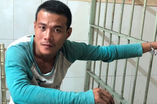 Trinh sát đạp ngã tên cướp chuyên giật túi xách ở Sài Gòn