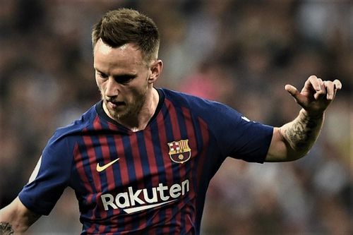 Siêu phẩm sút xa của Rakitic vào lưới Chelsea