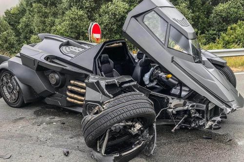 Batmobile - siêu xe của Batman gặp nạn ở Pháp, rơi rụng phần đầu