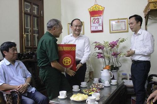 Phó Chủ tịch Thường trực HĐND TP Nguyễn Ngọc Tuấn thăm, tặng quà gia đình chính sách
