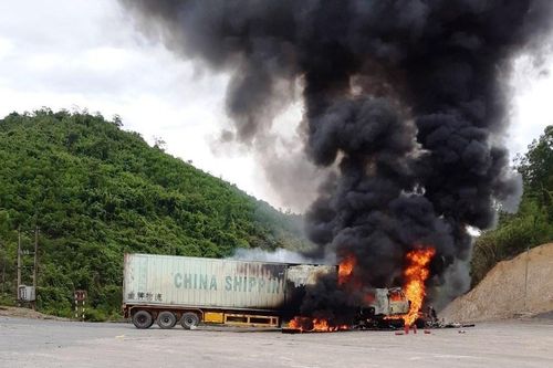 Quảng Bình: Xe container bốc cháy gần trạm xăng trên quốc lộ 12A