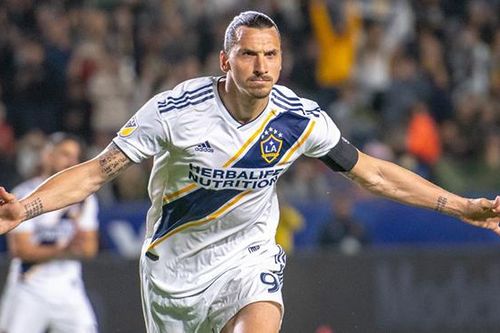 Cầu thủ đối phương lõm mặt, nhập viện vì bị Ibrahimovic đánh cùi chỏ