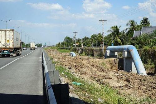 Thẩm quyền chấp thuận lắp đặt ống nước trong hành lang quốc lộ