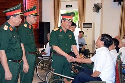 Thượng tướng Bế Xuân Trường thăm, tặng quà Trung tâm Điều dưỡng Thương binh Thuận Thành
