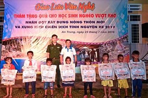 Đoàn Thanh niên Bộ CHQS tỉnh Bình Định tặng quà cho học sinh nghèo vượt khó