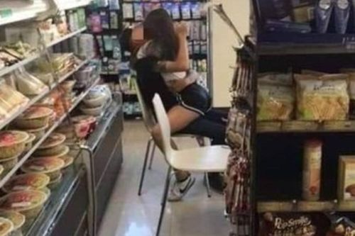 Cạn lời với cặp đôi thản nhiên 'diễn cảnh nóng' phản cảm giữa cửa hàng tiện lợi