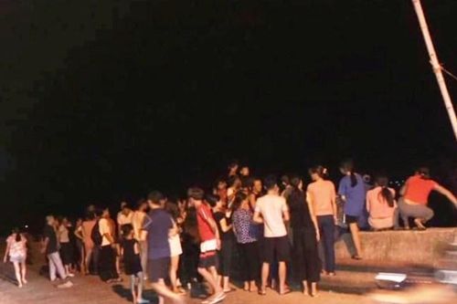 Thanh Hóa: Tàu cá bị nhấn chìm, 4 ngư dân thoát chết