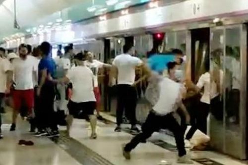 Hongkong: Phóng viên bị đánh vì livestream vụ tấn công người biểu tình