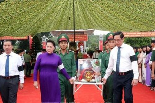 Chủ tịch Quốc hội dự Lễ truy điệu và an táng hài cốt các liệt sĩ tại Tây Ninh