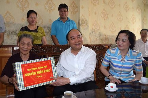 Thủ tướng Nguyễn Xuân Phúc thăm, tặng quà các gia đình chính sách tỉnh Yên Bái