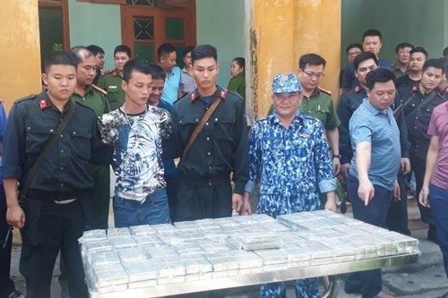 Bắt 4 đối tượng vận chuyển 100 bánh heroin