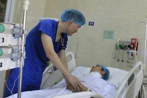 Trắng đêm cứu người đàn ông bị đâm đứt động mạch cổ
