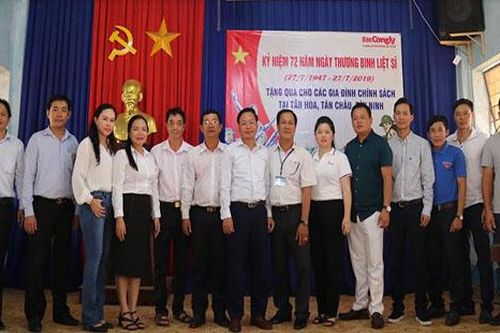 Báo Công lý tặng quà các gia đình chính sách tại Tây Ninh