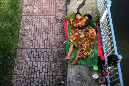 Hạnh phúc giản đơn của cặp vợ chồng vô gia cư ôm nhau ngủ dưới chân cầu ở Sài Gòn