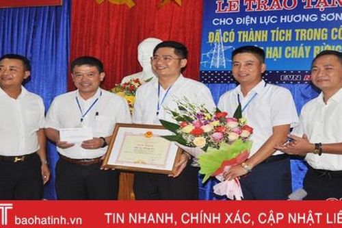 Tổng Công ty Điện lực Miền Bắc trao thưởng cho Điện lực Hương Sơn